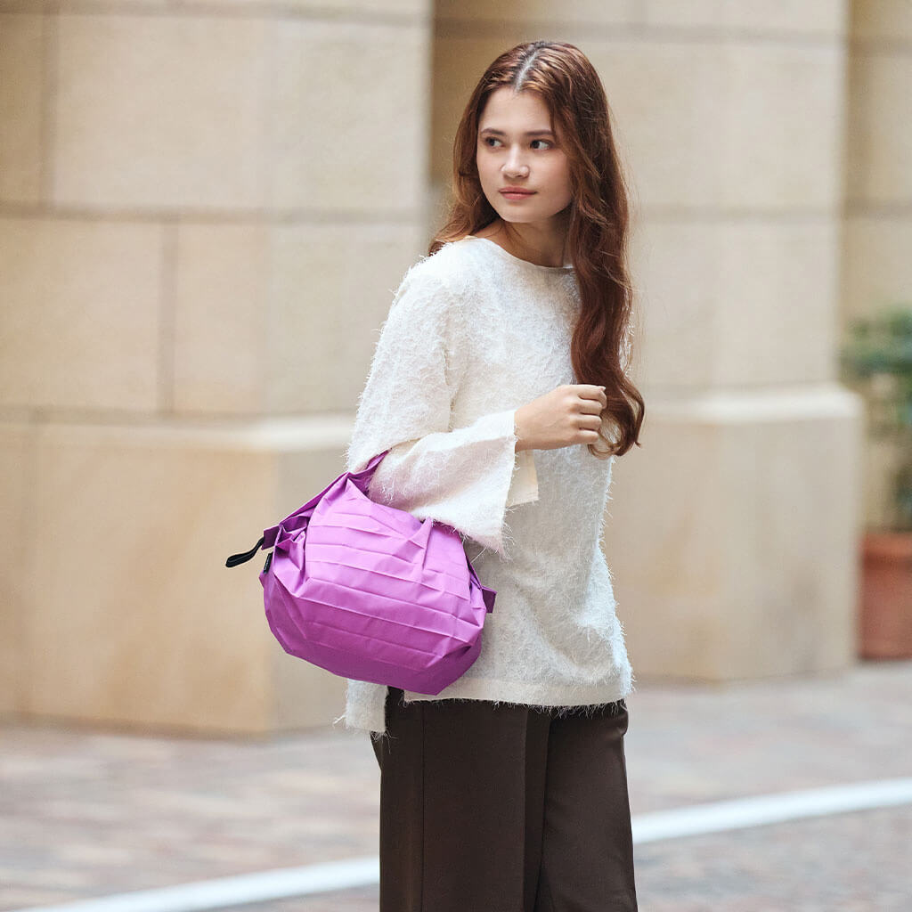 Model carrying the Marna Shupatto S bag in Peony Petal